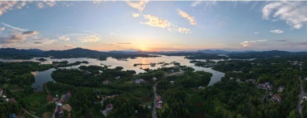 股票配资网站大全 英山千斤坪：落日余晖映晚霞 一抹夕阳美如画